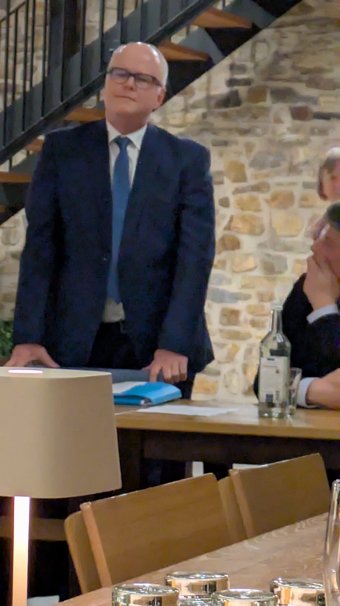 Thomas Spieker: 56 Jahre
Verheiratet, 4 Kinder, 1 Enkel
Aufgewachsen in Georgsmarienhtte
Seit 2005 Ministerialrat im Niederschsischen Ministerium fr Soziales, Arbeit, Gesundheit und Gleichstellung

